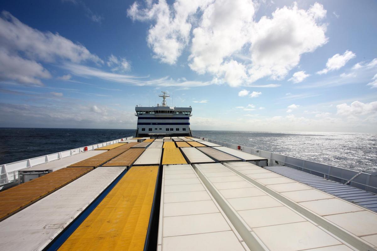 Sib med containere og løstrailere shortsea